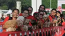 Sejumlah peserta berpose bersama saat mengikuti Purina Alpo Dog Run 2015 di Lapangan Parkir Timur Senayan, Jakarta, Minggu (24/5/2015). Acara tersebut dimanfaatkan para pemilik anjing untuk berbagi informasi. (Liputan6.com/Herman Zakharia)
