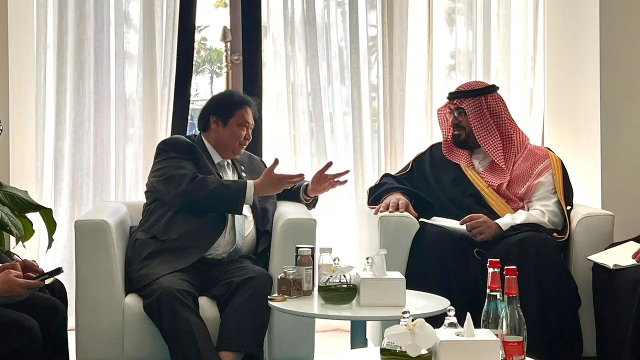 Menteri Koordinator Bidang Perekonomian Airlangga Hartarto bertemu dengan Menteri Ekonomi dan Perencanaan Arab Saudi, Faisal F. Alibrahim.