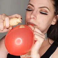 Ratakan alas bedak dengan balon. (foto: Instagram/@lsk_makeup)