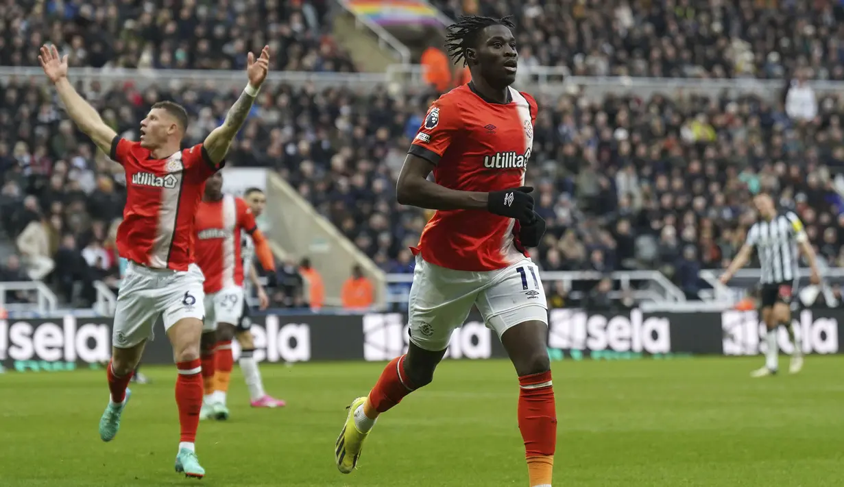 Pemain Luton Town, Elijah Adebayo melakukan selebrasi setelah mencetak gol ke gawang Newcastle United pada laga lanjutan Liga Inggris 2023/2024 di St James' Park, Newcastle, Inggris, Sabtu (03/02/2024). (AP Photo/PA/Owen Humphreys)
