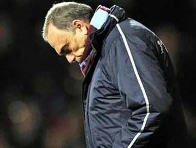 West Ham's Israeli manager Avram Grant gestures during the FA Cup third round football match between West Ham United and Barnsley at the Boleyn Ground, Upton Park, in East London, England, on January 8, 2011. AFP PHOTO/GLYN KIRK