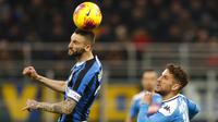 Gelandang Inter Milan, Marcelo Brozovic, menyundul bola saat melawan Napoli pada laga semifinal Coppa Italia di Stadion Giuseppe Meazza, Rabu (12/2/2020). Inter Milan takluk 0-1 dari Napoli. (AP/Antonio Calanni)