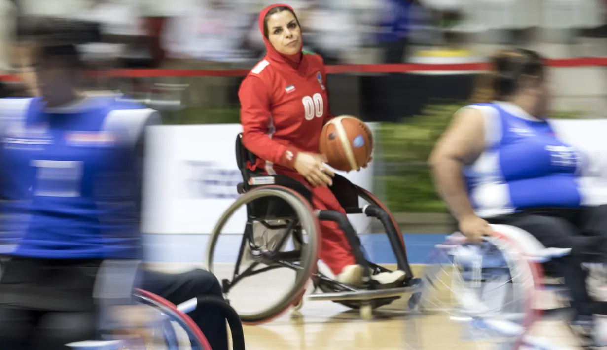 Aksi Sahar Heidari atlet basket Puteri Iran saat melawan Kamboja pada Asian Para Games 2018 di Hall Basket, Senayan, Minggu (7/10/2018).  (Bola.com/Peksi Cahyo)