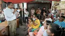 Cagub DKI Jakarta Anies Baswedan berdialog dengan warga yang bermukim di bantaran Kali Krukut, Jakarta Barat, Kamis (3/11). Kepada warga, Anies berjanji memprioritaskan penataan wilayah tanpa melanggar prinsip kemanusiaan. (Liputan6.com/Yoppy Renato)