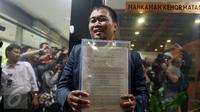 Koordinator Masyarakat Anti Korupsi Indonesia (MAKI) Boyamin Saiman (kanan) menyerahkan laporan ke Mahkamah Kehormatan Dewan (MKD) DPR, Jakarta, Kamis (16/3). Ketua DPR Setya Novanto dilaporkan terkait kasus korupsi e-KTP. (Liputan6.com/Johan Tallo)