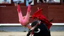 Matador asal Spanyol, Pablo Belando terlempar ke udara usai diseruduk oleh banteng saat bertarung di arena adu banteng Ventas di Madrid (24/7). (REUTERS / Javier Barbancho)