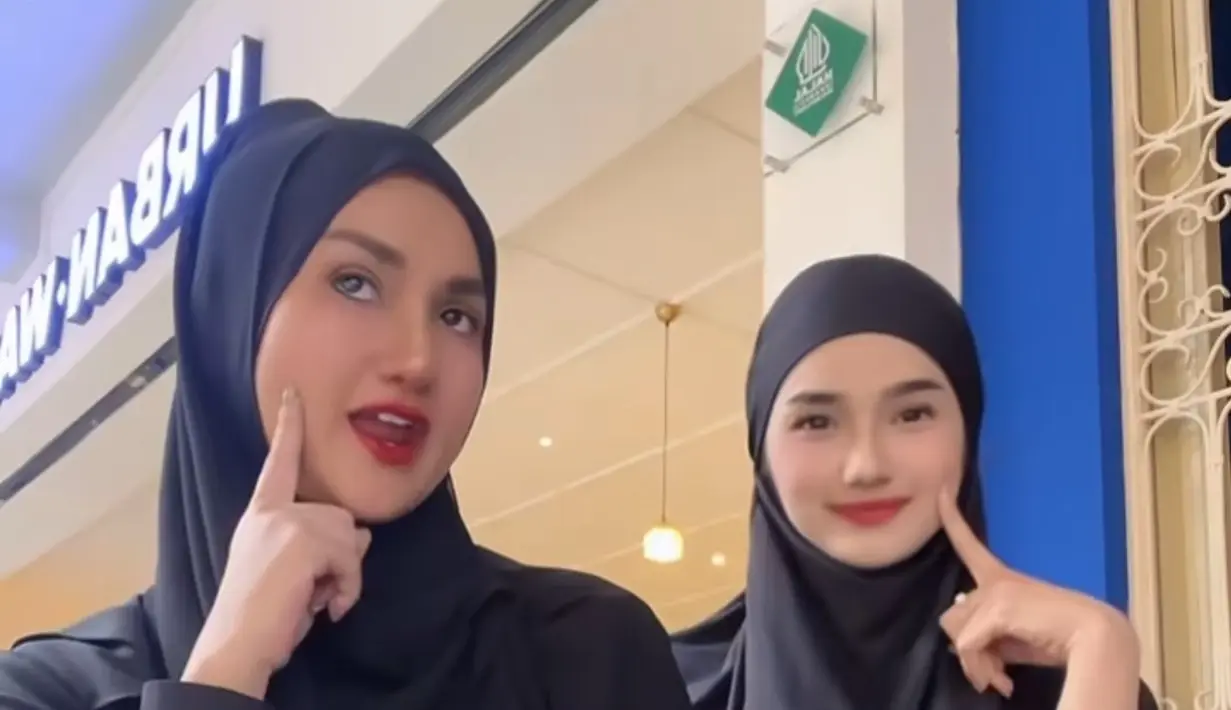 Namun, gaya hijab Tengku Dewi Putri yang bersanggul menuai sorotan khusus. Dalam beberapa unggahan, sanggul yang digunakan tampak menonjol di balik hijabnya. Penampilan tersebut memicu diskusi tentang hukum sanggul dalam Islam, terutama bagi wanita yang berhijab. (Liputan6.com/IG/@tengkudewiputri_tdp)