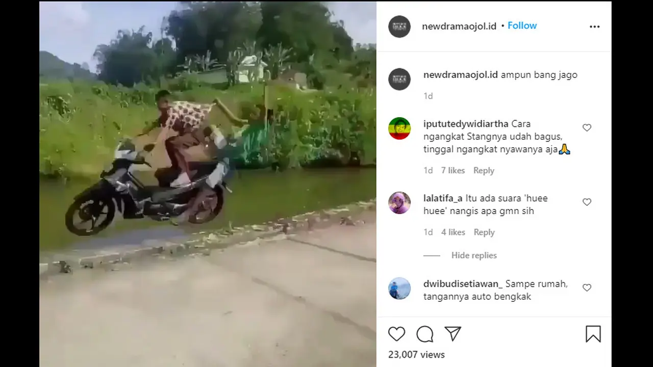 Dua orang bocah gaya-gayaan melakukan standing atau wheelie, (@newdramaojol.id,)
