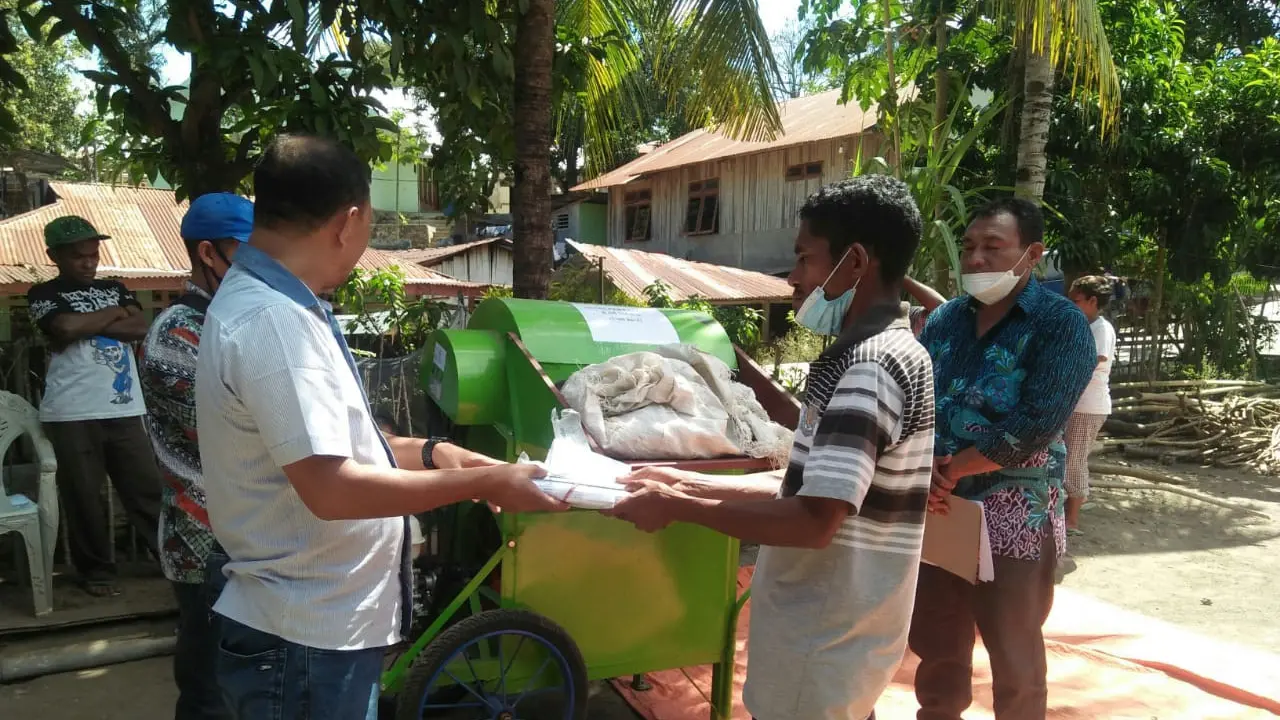 Penyerahan satu mesin perontok padi, bantuan Anggota DPR RI dari Partai NasDem, Julie Laiskodat Kelompok Tani di Sikka. (Liputan6.com/ Dionisius Wilibardus)