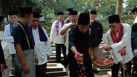 Ketua Bamus Betawi Lulung ziarah ke makam Husni Thamrin.