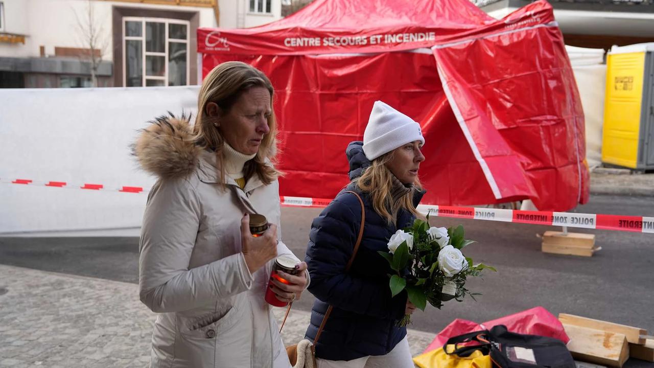 FOTO: Warga Berdoa dan Letakkan Karangan Bunga di Lokasi Kebakaran Crans Montana Swiss