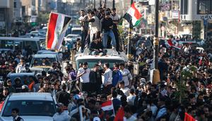 Ribuan warga tumpah ruah di jalanan merayakan keberhasilan tim nasional Irak lolos ke Piala Dunia 2026. (AFP/Ahmad Al-Rubbaye)