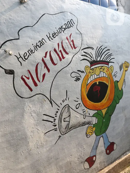 Mural bertuliskan “Hetikan Kebiasaan Merokok di tembok lingkungan RW 06 Kelurahan Kayu Manis, Matraman, Jakarta, Jumat (8/10/2021). Warga sejumlah RT di RW 06 berkomitmen menjaga lingkungan dari asap rokok dengan memberikan teguran dan sanksi bagi yang melanggar. (Liputan6.com/Herman Zakharia)