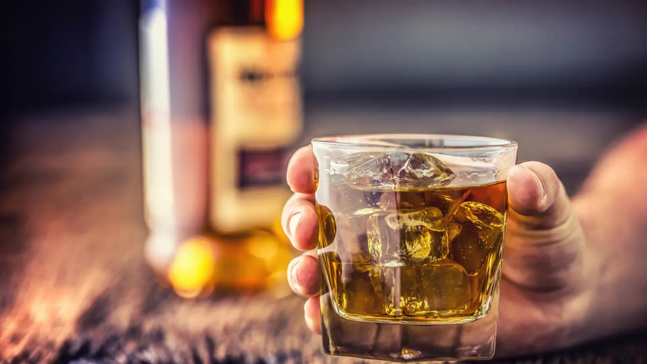 Konsumsi Minuman Beralkohol Picu Diare (Marian Weyo/Shutterstock)