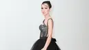 <p>Penampilan manggung Andien yang terbaru sungguh memukau. Andien tampil dengan ballerina gown berwarna hitam yang megah. Foto: Instagram.</p>