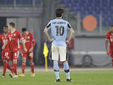 Gelandang Lazio, Luis Alberto tampak kecewa usai timnya kebobolan gol keempat melalui gol bunuh diri saat menghadapi Bayern Munich dalam laga leg pertama babak 16 besar Liga Champions 2020/21 di Olimpico Stadium, Selasa (23/2/2021). Lazio kalah 1-4 dari Bayern Munich. (AP/Gregorio Borgia)