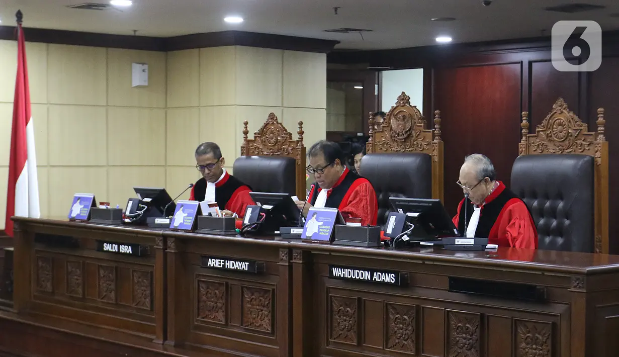 Hakim MK Arief Hidayat (tengah) saat memimpin sidang pengujian formil atas UU Republik Indonesia Nomor 19 Tahun 2019 tentang Perubahan Kedua Atas UU Nomor 30 Tahun 2002 tentang Komisi Pemberantasan Tindak Pidana Korupsi di Gedung MK, Jakarta, Senin (9/12/2019). (Liputan6.com/Herman Zakharia)