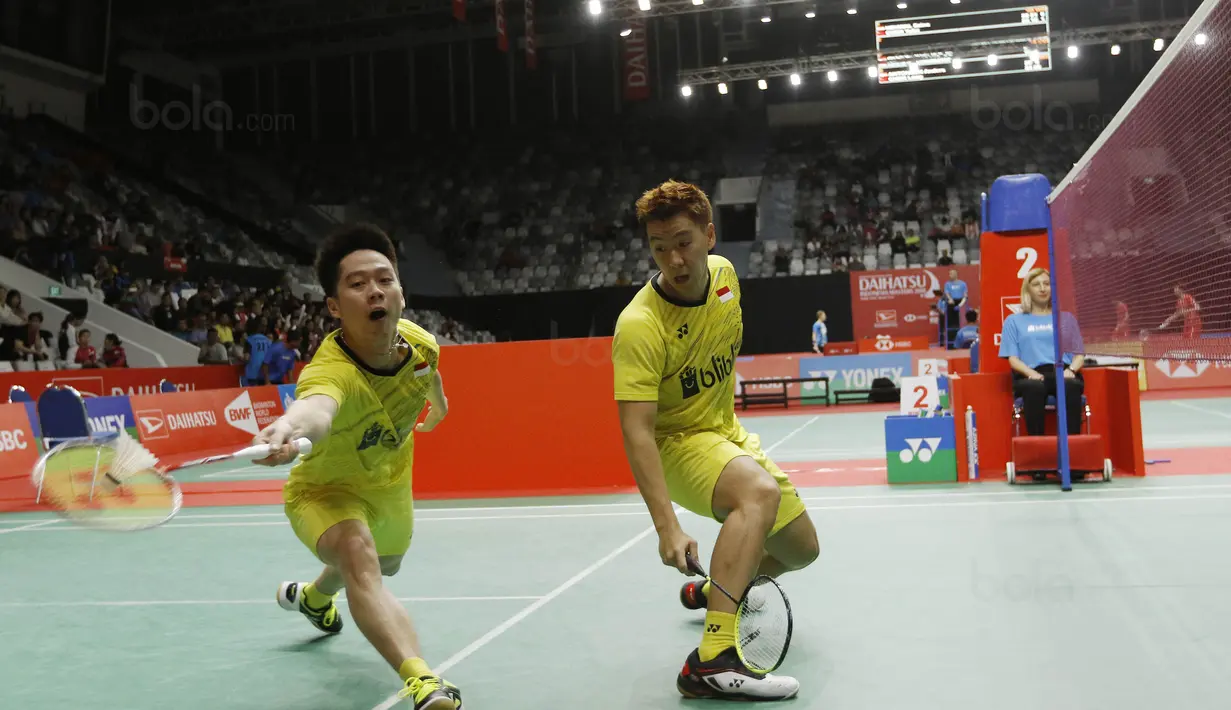 Ganda putra Indonesia Kevin Sanjaya/Marcus Gideon saat melawan wakil Thailand, Tinn Isriyanet/Kittisak Namdash, pada laga Indonesia Masters 2018 di Istora Senayan, Rabu (24/1/2018). Kevin/Marcus menang 21-16 21-16. (Bola.com/M Iqbal Ichsan)