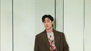 Meerqeen tampak mencuri perhatian dengan single-breasted wool coat dengan printed top. Dipadukan dengan antiqued leather lace-up shoes yang selaras untuk tampilan ini. / Foto dok: Prada.