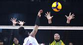 Pemain andalan Jakarta Popsivo Polwan, Yonkaira Pena melakukan spike keras ke arah daerah pertahanan Jakarta Electric PLN dalam lanjutan putaran kedua Proliga 2026 di GOR Utama, Bojonegoro pada Jumat (13/02/2026).