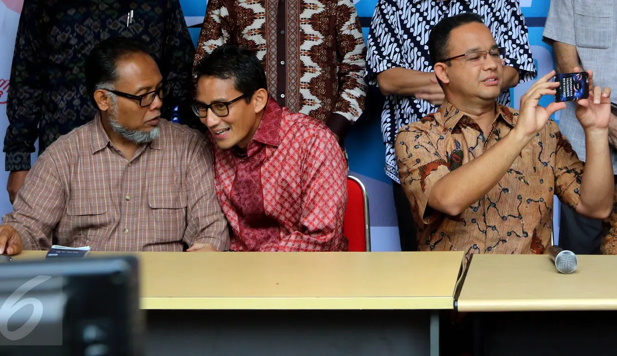 Gubernur dan Wakil Gubernur DKI Jakarta terpilih Anies Baswedan (kanan), Sandiaga Uno (tengah) mengelar konferensi Pers di Rumah Borobudur, Jakarta, Senin (15/5). (Liputan6.com/Johan Tallo)