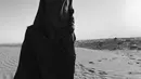 Dengan busana yang lebih tertutup, Agnez Mo hadirkan gaya desert chic di tengah hamparan padang pasir [@agnezmo]