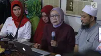 Aktivis Ratna Sarumpaet menyampaikan keterangan kasus penganiayaan yang dialaminya, Jakarta, Rabu (3/10). Ratna mengakui tidak ada penganiayaan yang diterimanya seperti kabar yang berkembang beberapa waktu terakhir. (Liputan6.com/Immanuel Antonius)