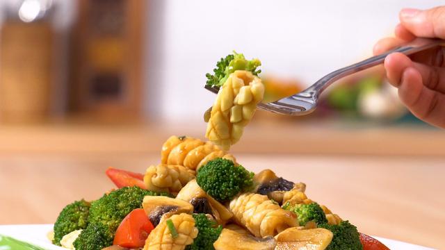 2. Tumis Cumi Kecap Brokoli dan Jamur