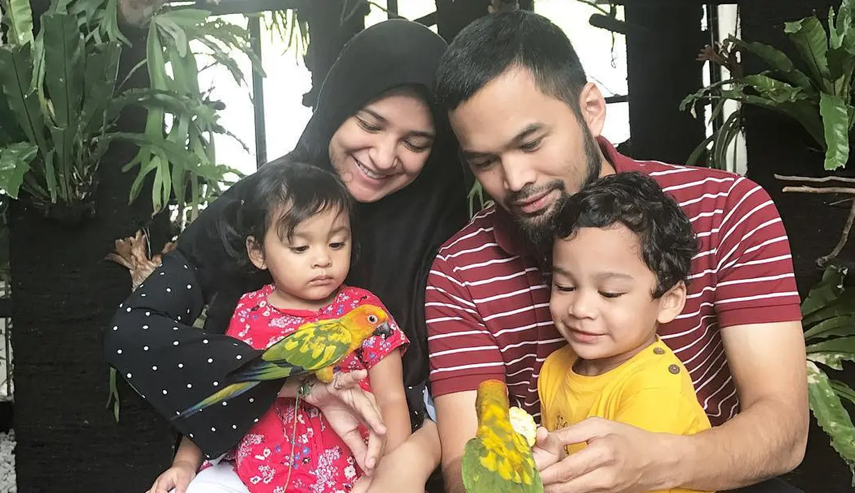 Menyambut kelahiran buah hati memang momen yang sangat membahagiakan. Terlebih, bagi pasangan Shireen Sungkar dan Teuku Wisnu. Keluarga kecil mereka pastinya akan semakin ramai. (Instagram/shireensungkar)