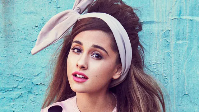 Ariana Grande Cium Mesra Bibir Seorang Wanita dalam Kamar