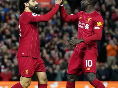 Pemain Liverpool Mohamed Salah (kiri) merayakan bersama Sadio Mane usai mencetak gol ke gawang Sheffield United pada pertandingan lanjutan Liga Inggris di Anfield Stadium, Liverpool, Inggris, Kamis (2/1/2020). Liverpool menang 2-0. (AP Photo/Jon Super)