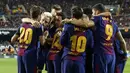 Para pemain Barcelona merayakan gol yang dicetak oleh Philippe Coutinho ke gawang Valencia pada laga leg kedua semifinal Copa del Rey di Stadion Mestalla, Kamis (8/2/2018). Barcelona menang 2-0 atas Valencia. (AP/Alberto Saiz)
