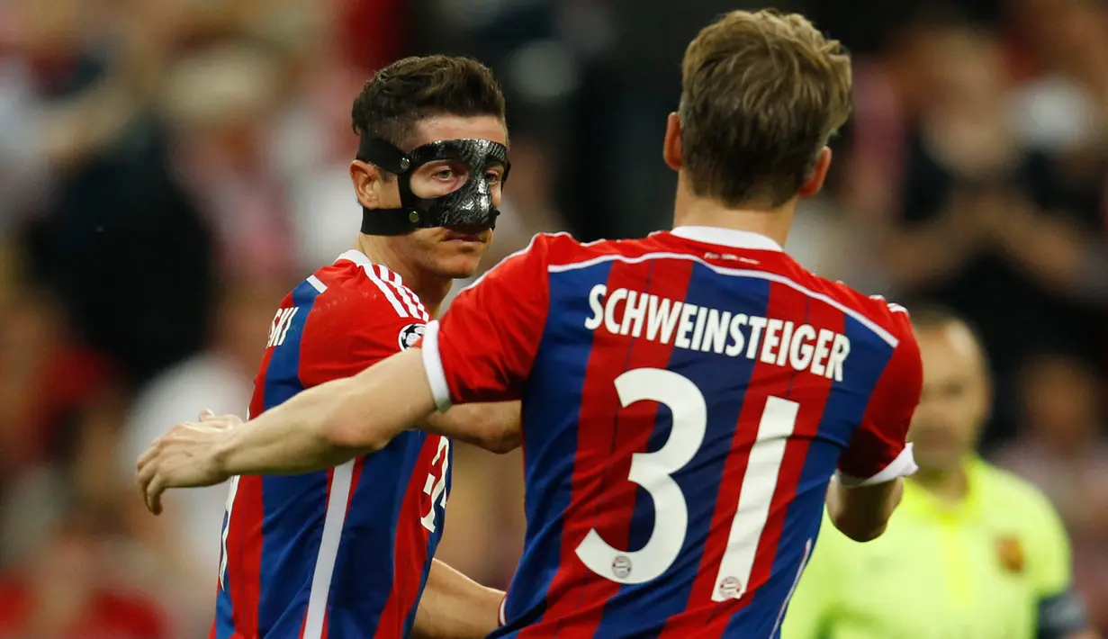 Penyerang Bayern Muenchen, Robert Lewandowski melakukan selebrasi usai mencetak gol ke gawang Barcelona di leg kedua semifinal Liga Champions di Allianz Arena, Jerman, Rabu (13/5/2015). Bayern Muenchen menang 3-2 atas Barcelona. (Reuters/Ina Fassbender)