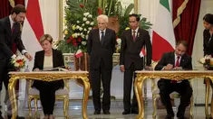 Presiden Joko Widodo bersama Presiden Italia Sergio Mattarella menyaksikan penandatanganan MoU Indonesia dan Italia di Istana Merdeka, Jakarta, Senin (9/11/2015). Italia ingin meningkatkan kerjasama ekonomi dengan Indonesia. (Liputan6.com/Faizal Fanani)