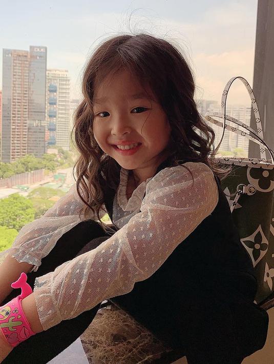 Anak pertama dari pasangan artis Ruben Onsu dan Sarwendah dikenal lucu dan pintar. Thalia sendiri tidak kalah tenar orangtuanya, bahkan sejak dari bayi Thalia sudah memiliki Intagram sendiri dan pengikutnya pun mencapai jutaan followers. (Liputan6.com/thaliaputrionsu)