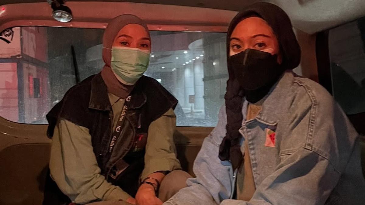 7 Potret Zaskia Adya Mecca Jadi Relawan Medis Aksi Demo di Jakarta