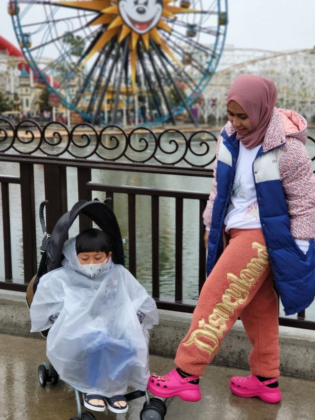 6 Potret Sarni Istri Ivan Fadilla saat Momong Anak, Kerap Tampil Sederhana