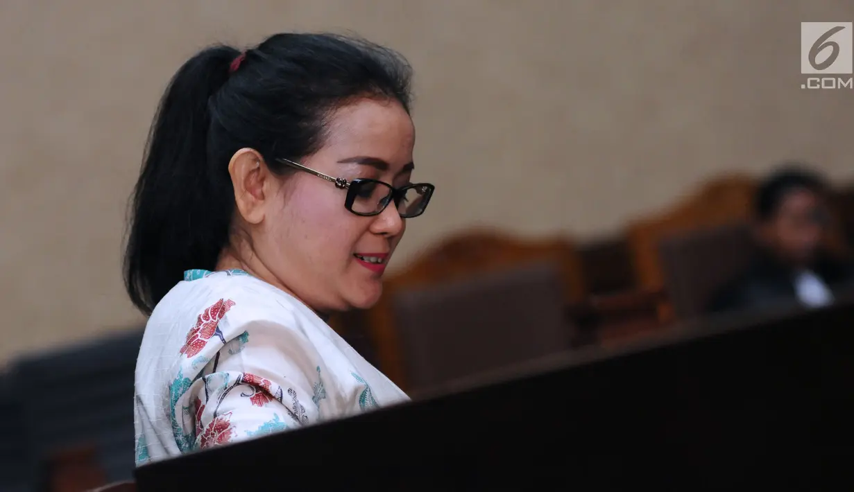 Terdakwa kesaksian palsu dalam perkara korupsi e-KTP, Miryam S. Haryani jelang membacakan pembelaan di Pengadilan Tipikor, Jakarta, Kamis (2/11). Sebelumnya, JPU KPK menuntut Miryam 8 tahun penjara, denda Rp 300 juta. (Liputan6.com/Helmi Fithriansyah)