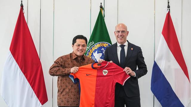 Ketua PSSI, Erick Thohir bersama Sekjen KNVB, Gijs de Jong.
