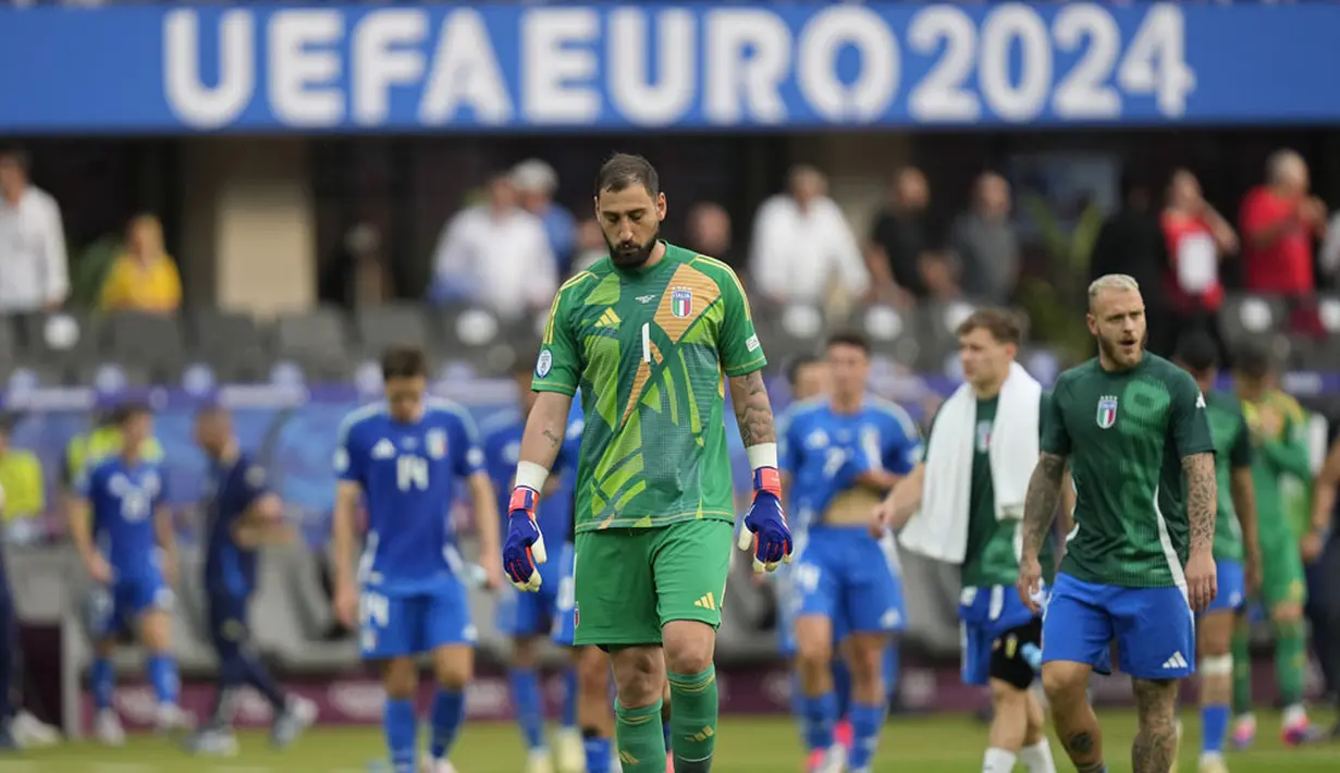Kiper Italia, Gianluigi Donnarumma, tertunduk lesu setelah ditaklukkan Swiss pada babak 16 besar Euro 2024 di Olympiastadion Berlin, Sabtu (29/6/2024). (AP Photo/Ariel Schalit)