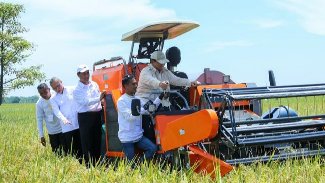 VIDEO: Turun Heli Tempur, Momen Prabowo Kendarai 'Tank' Sawah Panen Padi di Tanah Majalengka