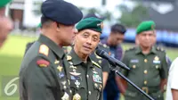 Letnan Jenderal TNI Mulyono memberikan pidato usai serah terima jabatan Kepala Staf TNI AD dari Jenderal TNI Gatot Nurmantyo kepada Letnan Jenderal TNI Mulyono di Markas Besar Angkatan Darat, Jakarta, Rabu (15/7/2015). (Liputan6.com/Faizal Fanani)