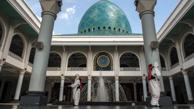Masjid di Surabaya Disemprot Disinfektan