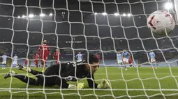 Penyerang Liverpool, Mohamed Salah mencetak gol dari titik penalti ke gawang Manchester City pada pertandingan Liga Inggris pekan ke-8 di Etihad Stadium, Minggu (8/11/2020). City gagal mengalahkan Liverpool dan harus puas berbagi angka setelah bermain imbang 1-1. (Shaun Botterill/Pool via AP)