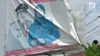 Wali Kota Lampung mencopot spanduk dan baliho bergambar dirinya agar tak menyalahi aturan pilkada yang berlaku. 