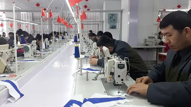 Para "siswa" mengikuti pelatihan menjahit di pusat pelatihan vokasional di Atush, Prefektur Otonomi Kizilsu Kirgiz, Wilayah Otonomi Xinjiang-Uighur (XUAR) (Rizki Akbar Hasan / Liputan6.com)