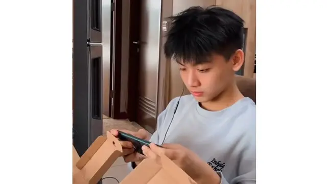 6 Potret Melvin Genuino, Penyanyi Muda yang Dikira Gantikan Iqbaal di Grup TBA