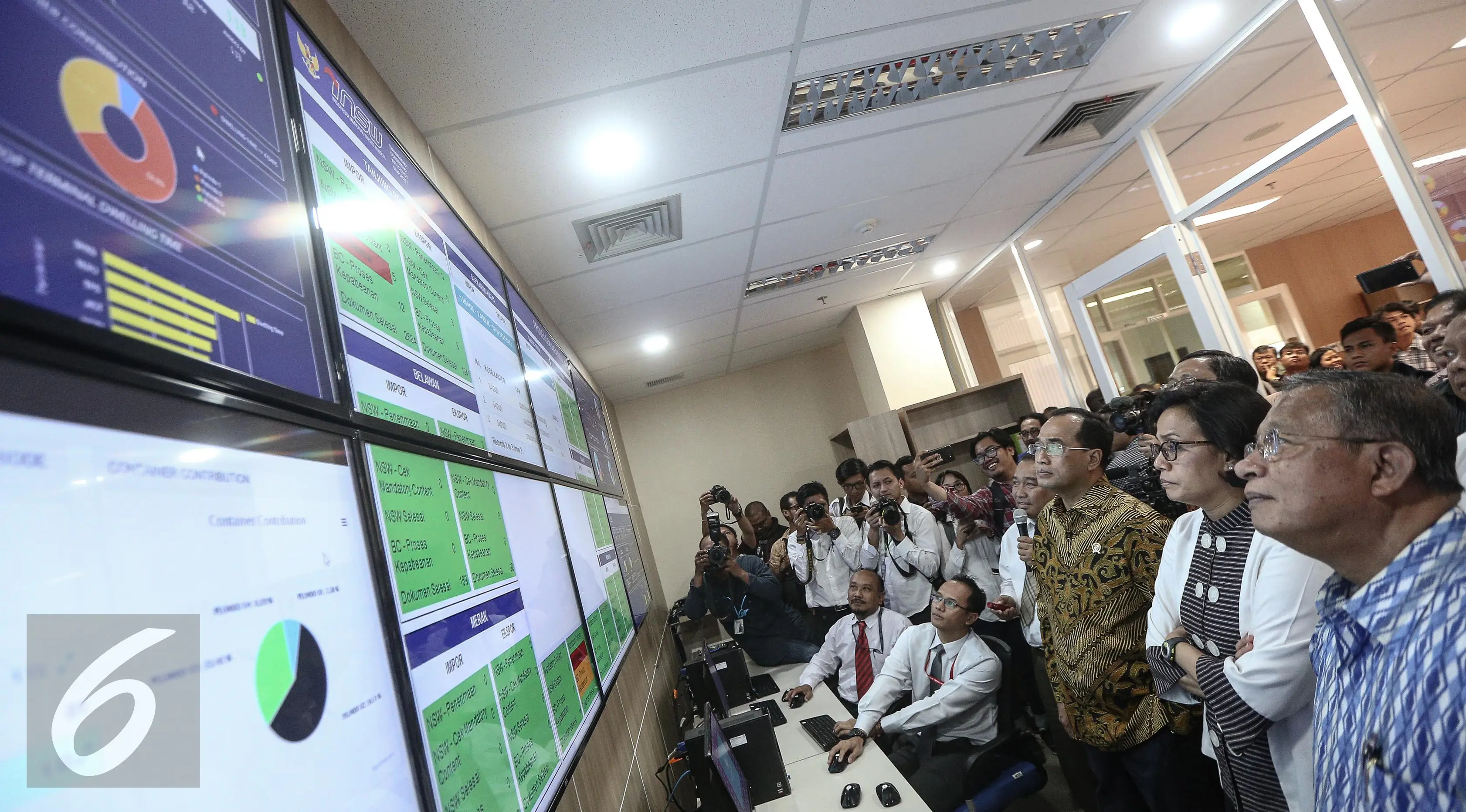 Menko Perekonomian Darmin Nasution, Menteri Keuangan Sri Mulyani, Menteri Perhubungan Budi Karya Sumadi melihat proses layanan dwelling time di kantor pengelola portal Indonesia National Single, Jakarta, Senin (6/2). (Liputan6.com/Faizal Fanani)