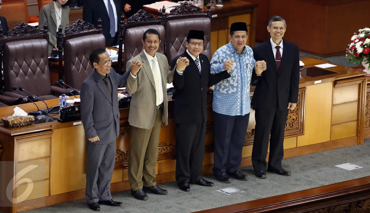 Wakil Ketua DPR yang juga Ketua Sidang Paripurna Taufik Kurniawan bersama Fahri Hamzah dan ketiga calon Hakim Agung di Rapat Paripurna ke-5 tahun 2016 - 2017 di Kompleks Parlemen, Senayan, Jakarta, Selasa  (6/9). (Liputan6.com/Johan Tallo)