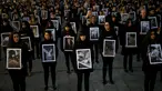 Sejumlah aktivis dari Igualdad Animal mebawa poster saat melakukan aksi protes di di Madrid, Spanyol (10/12). Mereka adalah aktivis keseteraan hewan yang menuntut perlakuan dan hak-hak terhadap binatang. (Reuters/Javier Barbancho)